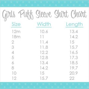 Op de afbeelding: Een tabel met de maten van puffmouw shirts voor meisjes en de bijbehorende breedte- en lengtematen in inches. De tabel geeft maten van 12 maanden tot 12 jaar weer.