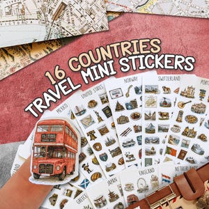 Peut inclure: Une collection de 16 mini autocollants de voyage représentant divers monuments internationaux, icônes culturelles et cartes. L'ensemble comprend des feuilles d'autocollants individuelles étiquetées par pays, comme les États-Unis, la Norvège, la Suisse et le Japon.