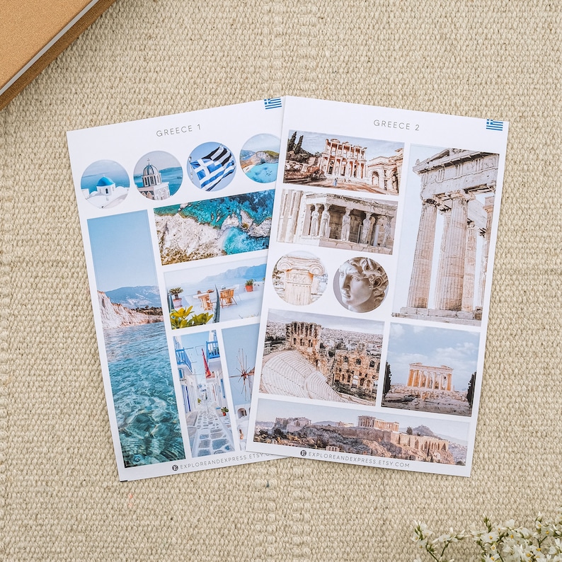 K&ouml;nnte beinhalten: Zwei Bl&auml;tter mit Aufklebern mit Bildern aus Griechenland. Das erste Blatt ist mit "Griechenland 1" beschriftet und zeigt Bilder von blau-wei&szlig;en Geb&auml;uden, einem Strand und einer Windm&uuml;hle. Das zweite Blatt ist mit "Griechenland 2" beschriftet und zeigt Bilder von antiken Ruinen, darunter die Akropolis.