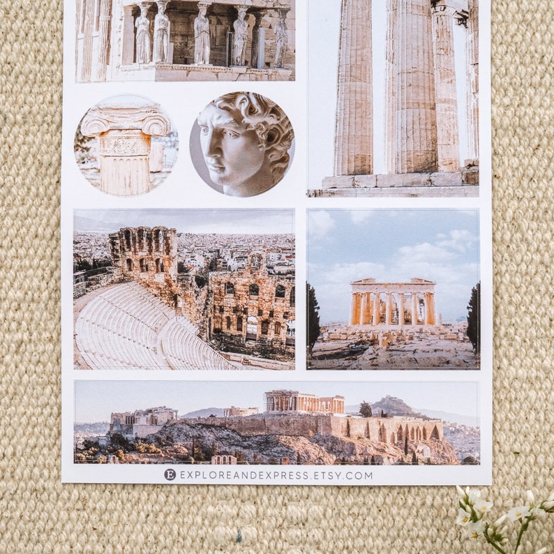 K&ouml;nnte beinhalten: Eine Collage von Bildern mit antiker griechischer Architektur, darunter die Akropolis, der Parthenon und das Dionysostheater. Die Bilder sind in einer Vintage-Farbpalette gehalten.