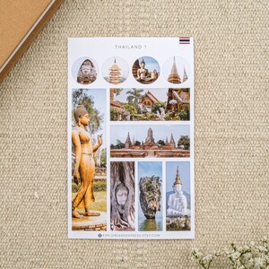 Pu&ograve; includere: Un foglio di adesivi con immagini della Thailandia. Gli adesivi includono immagini di templi, statue e paesaggi. Il foglio &egrave; intitolato "THAILAND 1" e include la bandiera thailandese.
