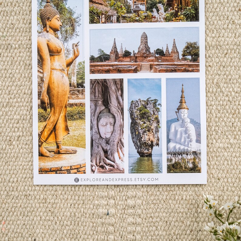 Pu&ograve; includere: Un collage di immagini che mostrano vari monumenti e sculture in Thailandia. Il collage include una grande statua dorata di Buddha, un gruppo di templi antichi, una formazione rocciosa nell'oceano e una statua bianca di Buddha con un'aureola.