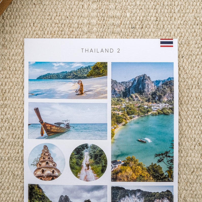 Pu&ograve; includere: Un collage di foto dalla Thailandia, con una scimmia, una barca, una pagoda, una strada, una spiaggia e una vista della costa. Il titolo "THAILAND 2" &egrave; in cima al collage.