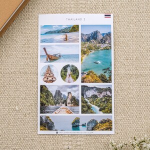 Pu&ograve; includere: Un foglio di adesivi con immagini della Thailandia. Gli adesivi includono una scimmia, una barca, un tempio, una giungla e una spiaggia. Il foglio &egrave; intitolato "THAILAND 2" e ha una piccola bandiera thailandese nell'angolo in alto a destra.