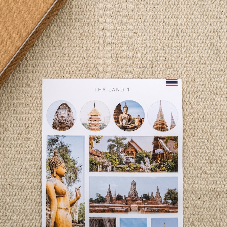 Pu&ograve; includere: Un foglio di adesivi con immagini di templi, statue e paesaggi thailandesi. Gli adesivi sono etichettati "THAILAND 1" e presentano una piccola bandiera thailandese nell'angolo in alto a destra.