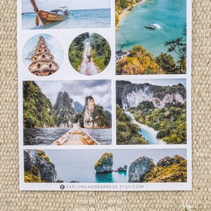 Pu&ograve; includere: Un collage di nove immagini che mostrano paesaggi panoramici in Thailandia. Le immagini presentano una barca a lunga coda sull'acqua, un sentiero nella giungla, una scogliera imponente, un fiume che serpeggia attraverso una vegetazione lussureggiante, un tradizionale tempio thailandese e un'isola rocciosa con acqua turchese.