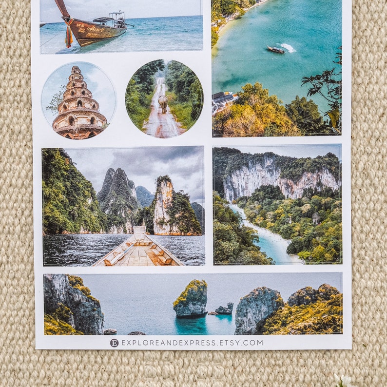 Pu&ograve; includere: Un collage di nove immagini che mostrano paesaggi panoramici in Thailandia. Le immagini presentano una barca a lunga coda sull'acqua, un sentiero nella giungla, una scogliera imponente, un fiume che serpeggia attraverso una vegetazione lussureggiante, un tradizionale tempio thailandese e un'isola rocciosa con acqua turchese.