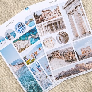 K&ouml;nnte beinhalten: Zwei Bl&auml;tter mit Aufklebern mit Bildern aus Griechenland. Die Aufkleber sind rund und zeigen Bilder der Akropolis, des Parthenon, der griechischen Flagge und anderer ber&uuml;hmter Sehensw&uuml;rdigkeiten. Die Aufkleber sind perfekt, um Ihrem Planer, Tagebuch oder Laptop einen Hauch von Griechenland zu verleihen.