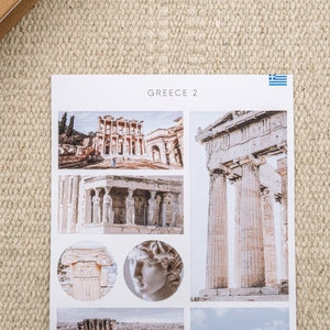 K&ouml;nnte beinhalten: Eine Collage mit Bildern antiker griechischer Architektur, darunter der Artemistempel in Ephesus, die Akropolis in Athen und eine Nahaufnahme eines Skulpturenkopfes. Der Titel "GREECE 2" ist oben auf der Collage gedruckt.