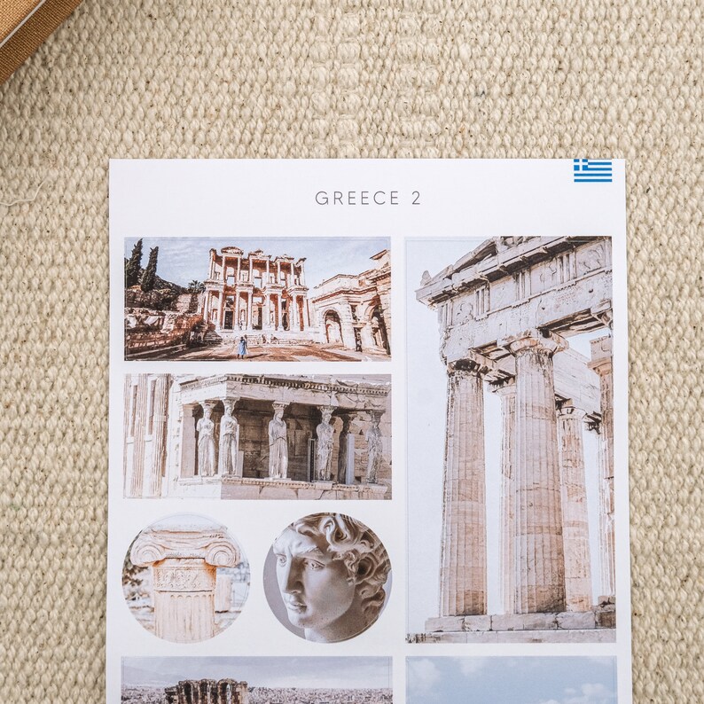 K&ouml;nnte beinhalten: Eine Collage mit Bildern antiker griechischer Architektur, darunter der Artemistempel in Ephesus, die Akropolis in Athen und eine Nahaufnahme eines Skulpturenkopfes. Der Titel "GREECE 2" ist oben auf der Collage gedruckt.