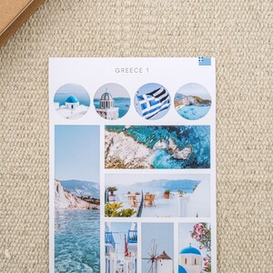 K&ouml;nnte beinhalten: Eine Collage mit Bildern von Szenen aus Griechenland. Die Collage zeigt eine blau-wei&szlig;e Kirche, eine griechische Flagge, einen Strand und eine Luftaufnahme einer felsigen K&uuml;ste. Der Text "GREECE 1" befindet sich oben auf der Collage.