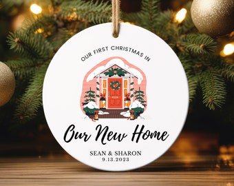 Personalisierte New Home Ornament erste Weihnachten in unserem neuen Zuhause Ornament New House Weihnachten benutzerdefinierte Ornament New Home Weihnachtsverzierung