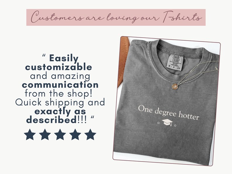 Pu&ograve; includere: Una maglietta grigia con la scritta "One degree hotter" e una grafica di cappello di laurea. La maglietta ha un girocollo e maniche corte. Una collana con pendente dorato &egrave; sulla maglietta. L'immagine include anche recensioni dei clienti.