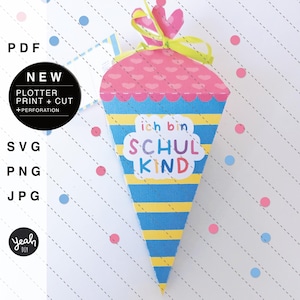 Könnte beinhalten: Ein farbenfroher Papierkegel mit rosa Spitze und blau-gelben Streifen. Der Text "ich bin SCHUL KIND" ist auf der Vorderseite zu sehen. Das Design umfasst einen rosa herzförmigen Akzent und ein gelbes Band.