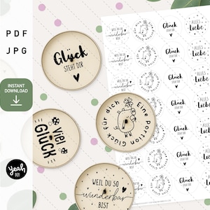Può includere: Un foglio di adesivi rotondi con testo e illustrazioni in tedesco. Gli adesivi presentano frasi come "Alles Liebe" e "Glück", insieme a un'illustrazione di maiale. Il design è in nero su sfondo beige.