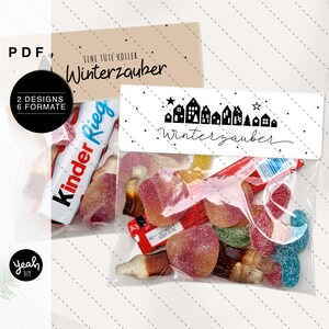 Könnte beinhalten: Zwei transparente Zellophantüten gefüllt mit Süßigkeiten und Schokolade. Eine Tüte enthält einen Kinder Riegel Riegel und Gummibärchen. Die andere Tüte enthält eine Vielzahl bunter Gummibärchen. Die Tüten haben dekorative Etiketten mit dem Text "Winterzauber".
