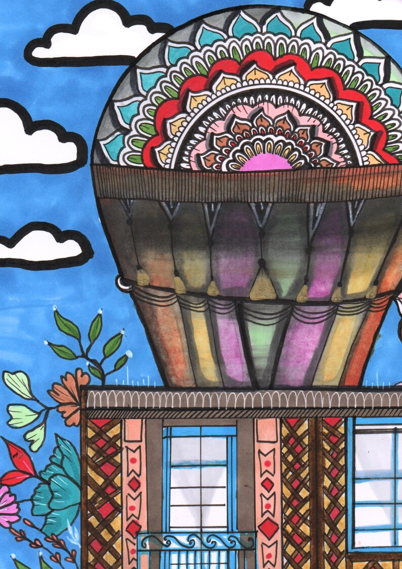 Peut inclure: Illustration color&eacute;e d'une montgolfi&egrave;re avec un motif mandala d&eacute;taill&eacute;. Le ballon est au-dessus d'un b&acirc;timent avec des fen&ecirc;tres et des accents floraux, sur fond de ciel bleu avec des nuages. L'&oelig;uvre utilise des couleurs vives.