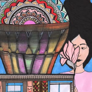 Peut inclure: Illustration artistique d'une montgolfi&egrave;re aux motifs color&eacute;s et d&eacute;taill&eacute;s. Une femme tient une fleur rose, cachant partiellement son visage. Le fond est bleu avec des nuages blancs, et un b&acirc;timent est en bas.