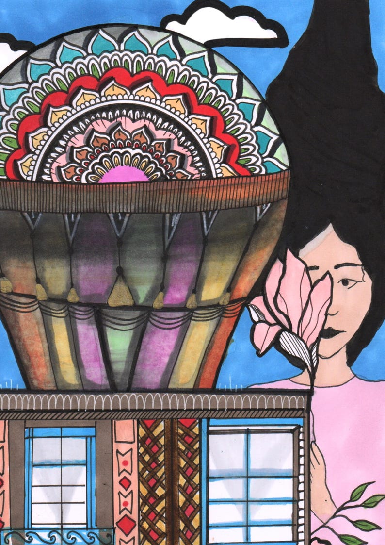 Peut inclure: Illustration artistique d'une montgolfi&egrave;re aux motifs color&eacute;s et d&eacute;taill&eacute;s. Une femme tient une fleur rose, cachant partiellement son visage. Le fond est bleu avec des nuages blancs, et un b&acirc;timent est en bas.