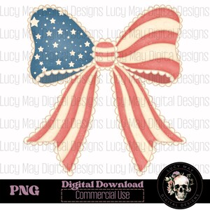 Puede incluir: Diseño digital de un lazo patriótico con rayas rojas y blancas y una sección azul con estrellas blancas. La imagen está etiquetada como "Descarga digital Uso comercial" y es un archivo PNG.
