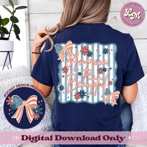 Puede incluir: Camiseta azul marino con un diseño patriótico. La parte trasera presenta un gráfico rectangular con el texto "America the Beautiful" rodeado de flores y lazos. Se incluye un diseño de bolsillo con un lazo.