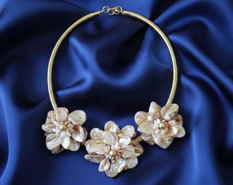 Flower Seashell Statement Necklace NWT