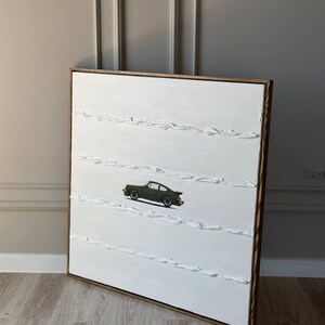 K&ouml;nnte beinhalten: Ein wei&szlig;es Leinwandbild mit einem gr&uuml;nen Auto in der Mitte. Die Leinwand ist mit wei&szlig;er Farbe texturiert und hat einen Holzrahmen.
