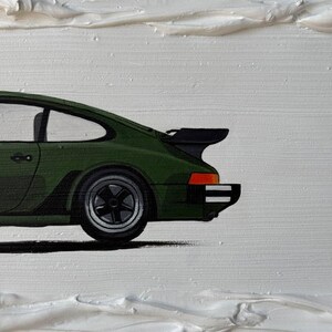 K&ouml;nnte beinhalten: Ein gr&uuml;ner Porsche 911 Sportwagen mit schwarzem Heckspoiler und schwarzen R&auml;dern. Das Auto ist auf einer wei&szlig;en Leinwand mit strukturierten Pinselstrichen gemalt.