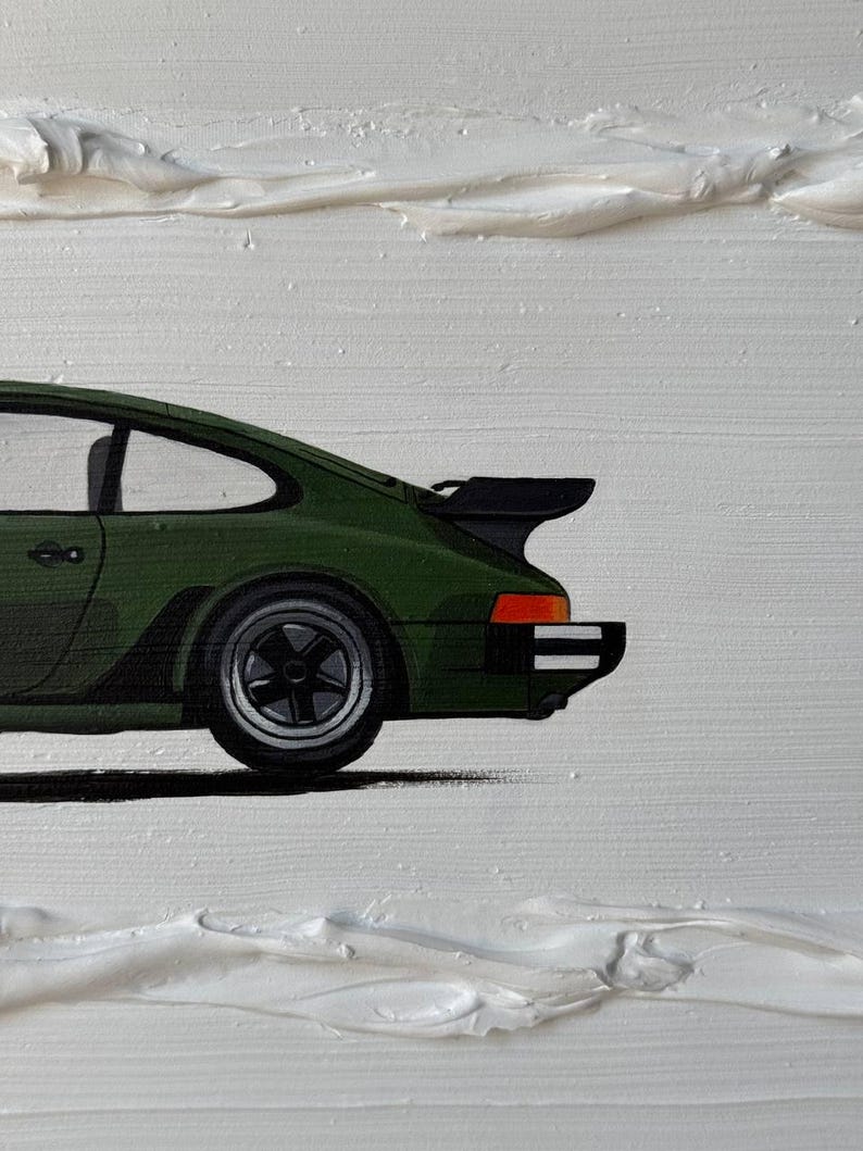 K&ouml;nnte beinhalten: Ein gr&uuml;ner Porsche 911 Sportwagen mit schwarzem Heckspoiler und schwarzen R&auml;dern. Das Auto ist auf einer wei&szlig;en Leinwand mit strukturierten Pinselstrichen gemalt.