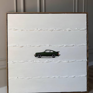 K&ouml;nnte beinhalten: Ein gerahmtes abstraktes Gem&auml;lde mit einem strukturierten wei&szlig;en Hintergrund und einer gr&uuml;nen Autosilhouette in der Mitte.