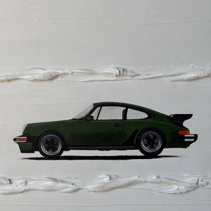 K&ouml;nnte beinhalten: Ein gr&uuml;ner Porsche 911, der auf einer wei&szlig;en Leinwand mit strukturierten Pinselstrichen gemalt ist.