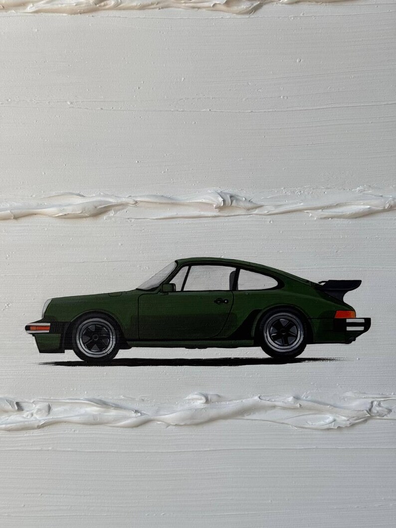 K&ouml;nnte beinhalten: Ein gr&uuml;ner Porsche 911, der auf einer wei&szlig;en Leinwand mit strukturierten Pinselstrichen gemalt ist.