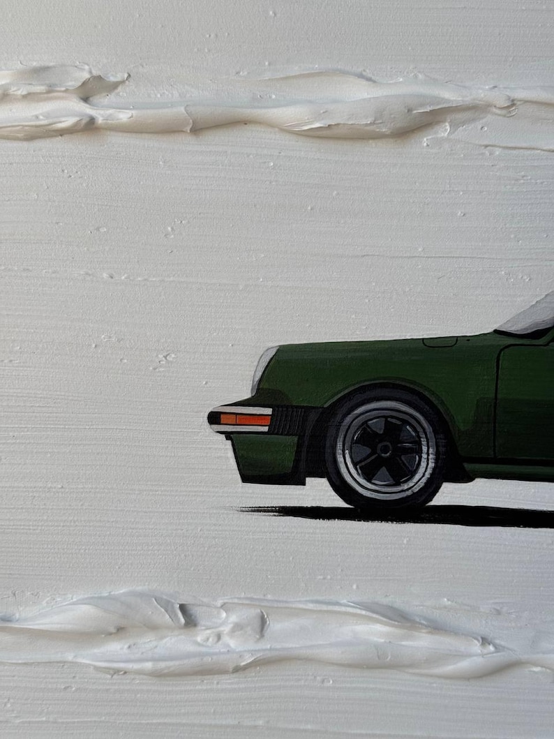 K&ouml;nnte beinhalten: Ein gr&uuml;nes Auto mit einem schwarzen Rad und einem wei&szlig;en Hintergrund. Das Auto ist in einem realistischen Stil gemalt.