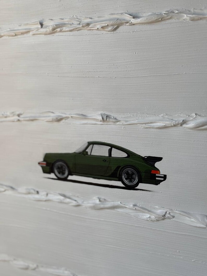 K&ouml;nnte beinhalten: Ein gr&uuml;ner Porsche 911 Sportwagen, der auf einem wei&szlig;en, strukturierten Hintergrund gemalt ist.