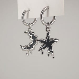 COSMOS DERRATADO - Brincos Estrela Celestial Preta e Lua, Design Líquido Inusitado, Argolas Hipoalergênicas, Joias Fantasia, Feitos à Mão pela HGH