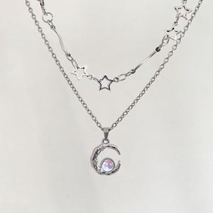 Collana a strati con ciondolo a forma di luna olografica: gioielli alternativi gotici grunge