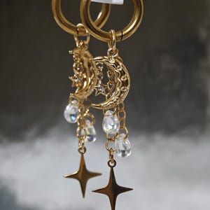 Puede incluir: Un juego de tres tazas de cerámica con un acabado mate moteado. Las tazas son en tonos crema, gris claro y gris oscuro. Cada taza tiene un diseño simple y minimalista y un asa redondeada.