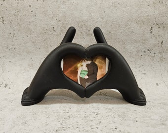 Picture frame heart gesture