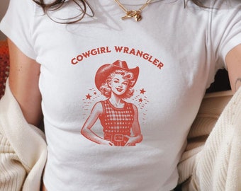 Estética lésbica babytee, camiseta gráfica gay cowgirl wrangler bebê t gay, presente lésbico sutil ocidental, moda sáfica queer