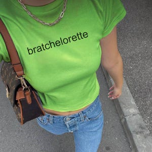 Brat Bride BabyTee, t-shirt bébé Bratchelotte An2K, chemise gamin, t-shirt gamin, t-shirt bébé sans charnière vêtements de l&#39;an 2000, style an 2000, t-shirt gamin