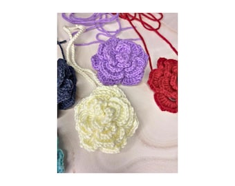 Conjunto romántico de rosas tejidas a crochet para ella: collar, pulsera, colgante y ramillete”