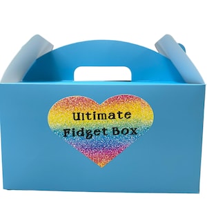 Könnte beinhalten: Eine blaue Pappbox mit einem Griff. Die Box hat einen Regenbogen-Herzaufkleber mit dem Text "Ultimate Fidget Box" darauf.