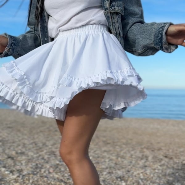 Trendy linen skirt with ruffle, street style