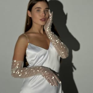 Skimrande långa glitterhandskar – Glamorösa brudaccessoarer, 60 cm