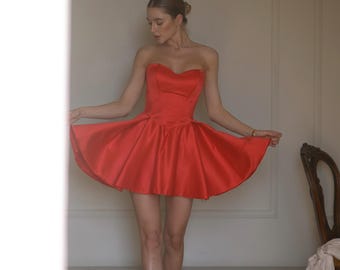 Minivestido rojo sin tirantes: vestido de fiesta con espalda de corsé y bolsillos