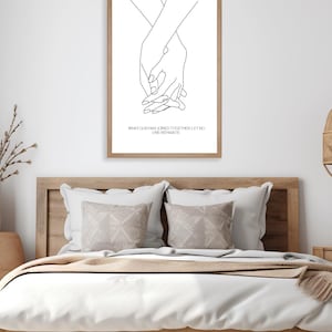 以下が含まれることがあります： 2つの手が互いに握り合っている白黒の線画。絵の下のテキストには、「どんなことがあっても、一緒に自分たちのやり方でやっていこう」と書かれています。