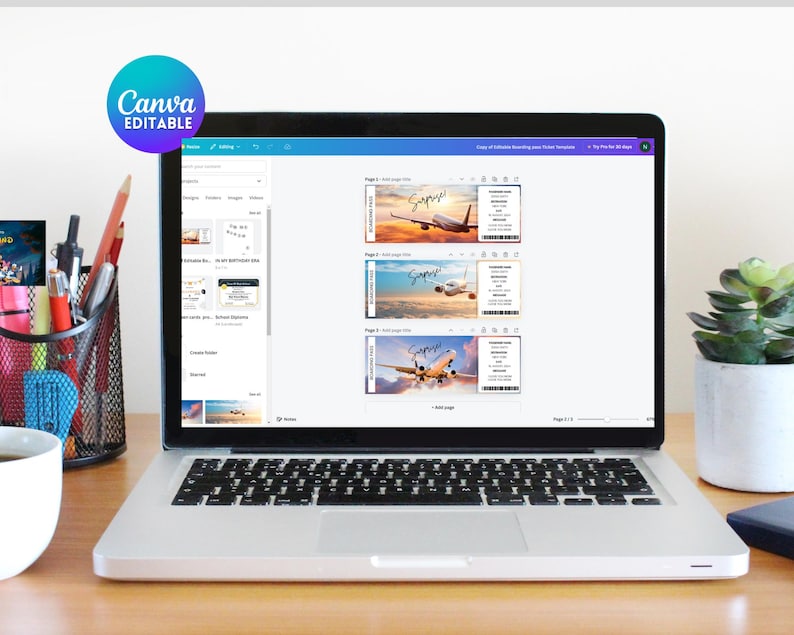 Puede incluir: Una pantalla de computadora port&aacute;til que muestra una plantilla de dise&ntilde;o de Canva para tarjetas de embarque de avi&oacute;n imprimibles. La plantilla presenta un fondo de puesta de sol con un avi&oacute;n volando sobre las nubes. El texto "Boarding Pass" es visible en la plantilla.