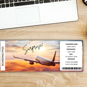 Puede incluir: Una tarjeta de embarque simulada con una imagen de puesta de sol y avi&oacute;n. El texto en la tarjeta dice "&iexcl;Sorpresa!" e incluye el nombre del pasajero "Emma Smith", el destino "Nueva York", la fecha "16 de agosto de 2024" y el mensaje "Te quiero mam&aacute;".