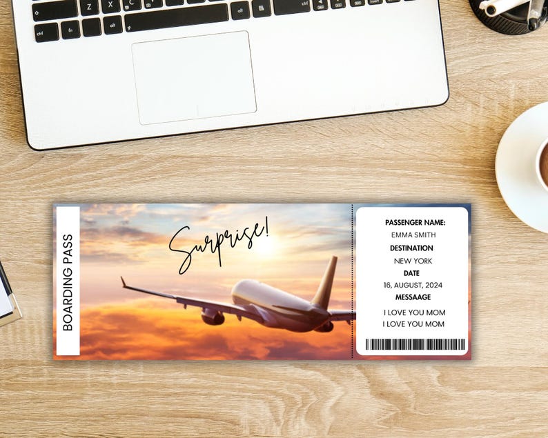 Puede incluir: Una tarjeta de embarque simulada con una imagen de puesta de sol y avi&oacute;n. El texto en la tarjeta dice "&iexcl;Sorpresa!" e incluye el nombre del pasajero "Emma Smith", el destino "Nueva York", la fecha "16 de agosto de 2024" y el mensaje "Te quiero mam&aacute;".