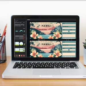 Puede incluir: Una pantalla de computadora que muestra una plantilla de dise&ntilde;o digital para un boleto imprimible. El dise&ntilde;o del boleto presenta una escena tropical con palmeras, flores y el texto "You're going to Hawaii! Hawaii!" La plantilla incluye campos para el nombre, el destino, la fecha, la hora y un mensaje especial.
